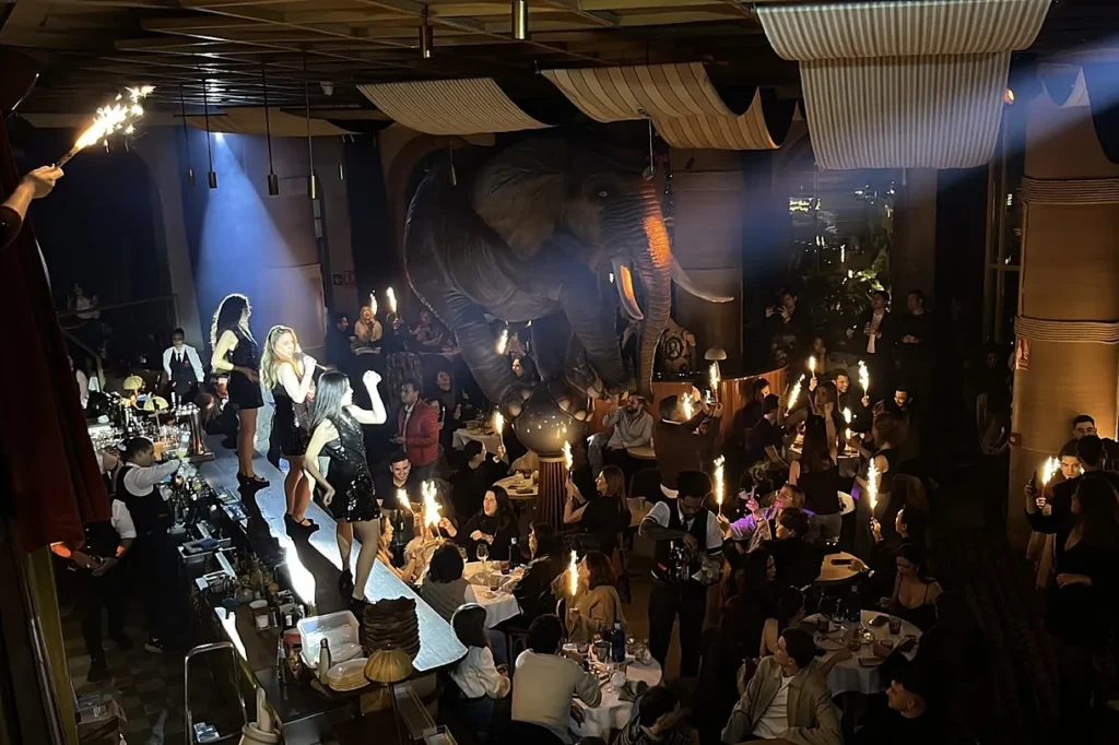 Incendio en el restaurante Fanático de Madrid provoca desalojo masivo y fuertes críticas de los clientes. Un espectáculo con bengalas
