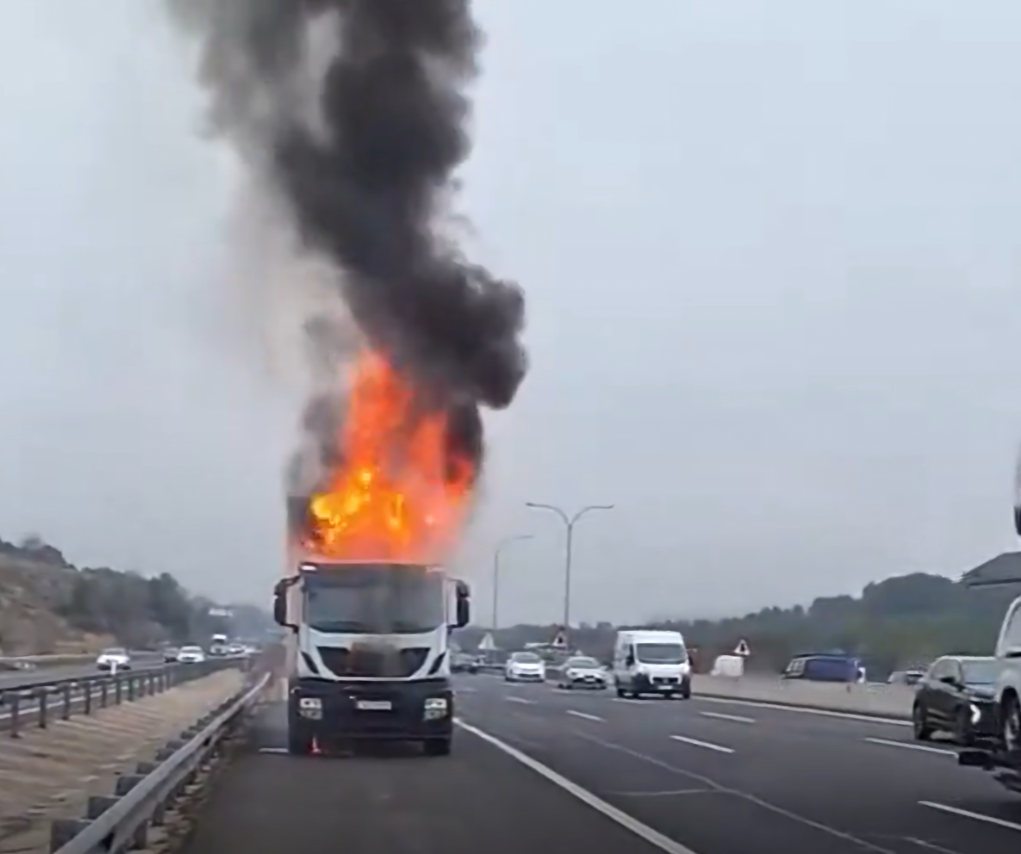 Camión ardiendo detiene el tráfico en Rivas (Madrid): afortunadamente no hay heridos