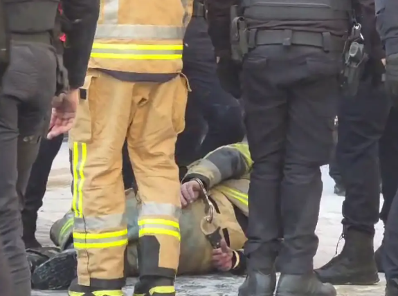 Un hombre con hacha y disfraz de bombero protagoniza incendio autoinducido en Murcia