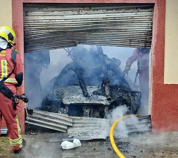 Incendio destruye un coche y afecta a un inmueble en Armunia, León
