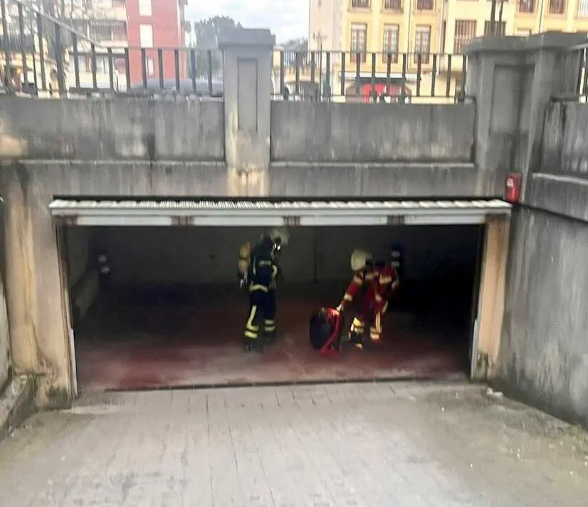 Incendio en garaje comunitario de Sarón: intervención rápida de los bomberos