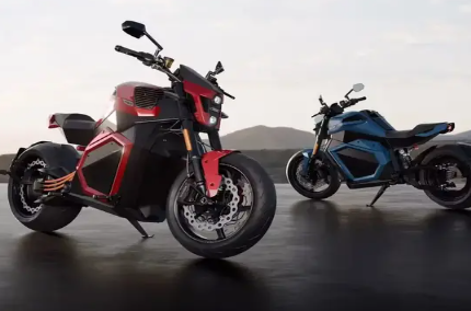 La primera moto con batería sólida ya es una realidad: mucha autonomía, carga exprés y precio elevado