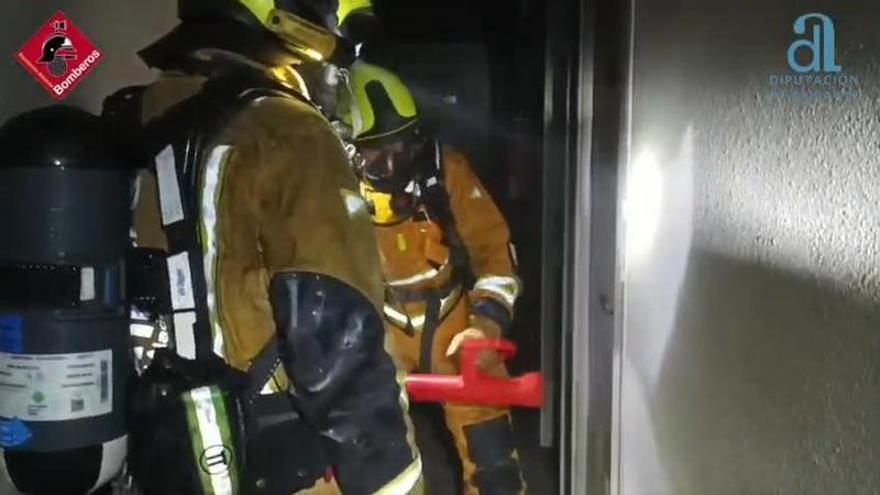 Incendio nocturno obliga a desalojar un alojamiento turístico en El Altet y activa un amplio operativo de rescate. Emergencia en la madrugada que puso en alerta a Elche.