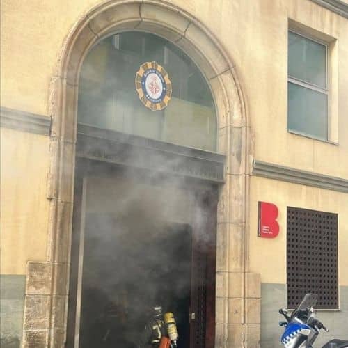 Comisaría de Ciutat Vella arde en Barcelona
