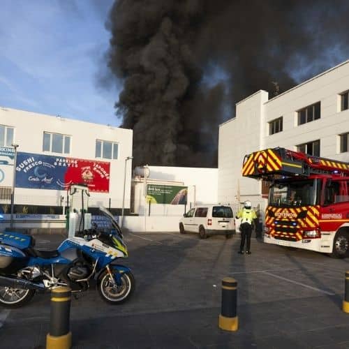 Incendio en nave de Lanzarote Bus en Arrecife fuerza evacuación de restaurante y gasolinera
