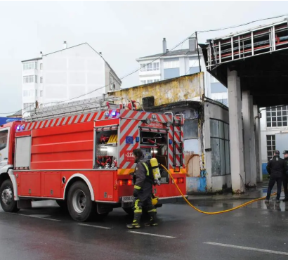 Incendio en coche de taller de Sarria sofocado por bomberos