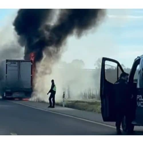 Retenciones en la A-6 por camión incendiado hacia Madrid