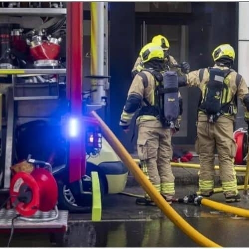 Fuego en cocina de piso en Santiago alerta a bomberos