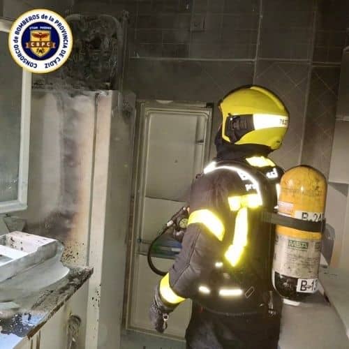 Dos vecinos atendidos por humo tras un incendio en Chiclana