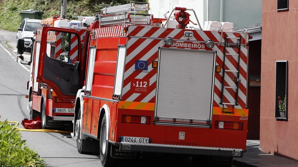 Incendio en una vivienda de Celeiro destruye la cocina tras quedar una sartén al fuego. Un descuido doméstico provoca un incendio