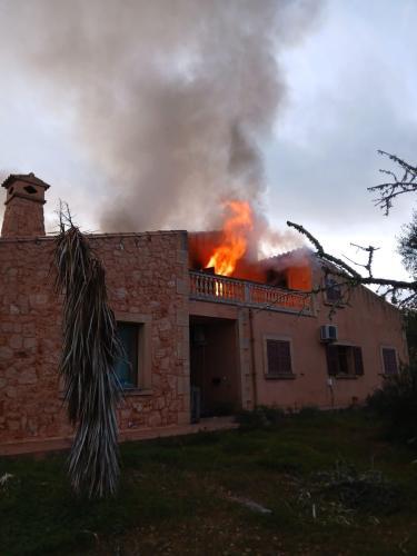 Grave incendio en un chalet de Llucmajor deja una joven afectada por humo y genera alarma por riesgo de explosión