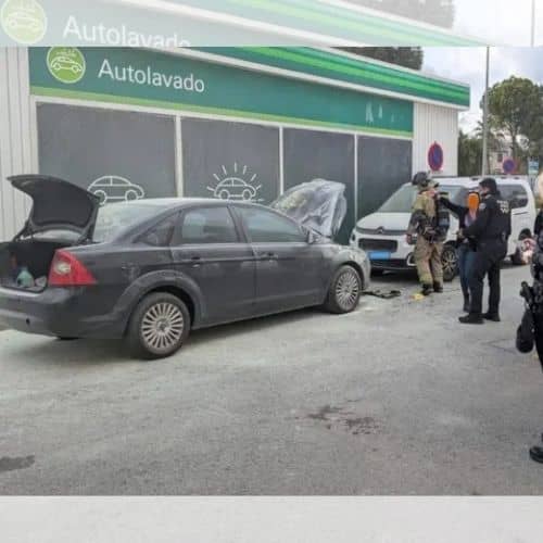 Arde un coche en plena gasolinera de Murcia