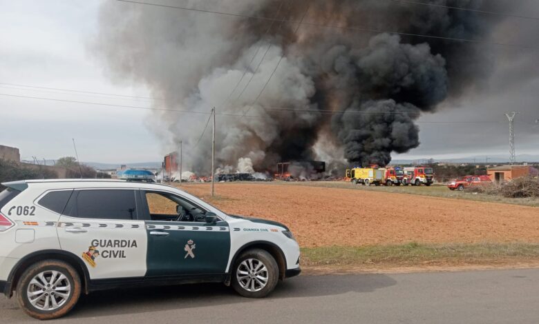 Alerta en La Bañeza por humo tóxico tras incendio en nave industrial con neumáticos. Emergencia industrial con humo contaminante