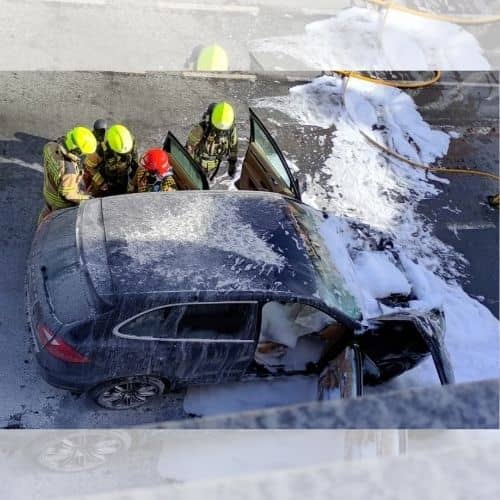 Fuego afecta a vehículo de lujo en Narón