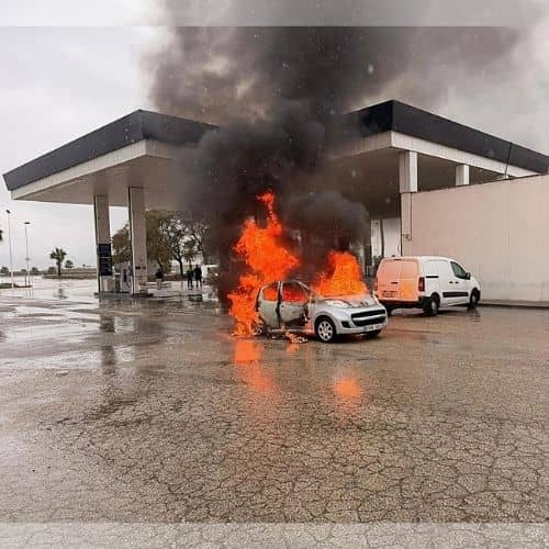Fuego en coche de gasolinera de Librilla: respuesta rápida de bomberos