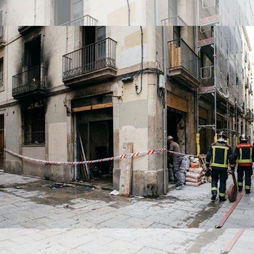 Incendio en el Raval: diez dotaciones apagan el fuego en un edificio municipal en construcción