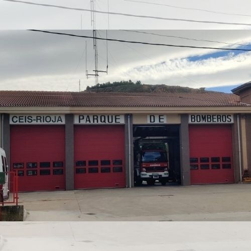 Un incendio daña varias dependencias de una tienda de muebles y decoración en Alesón
