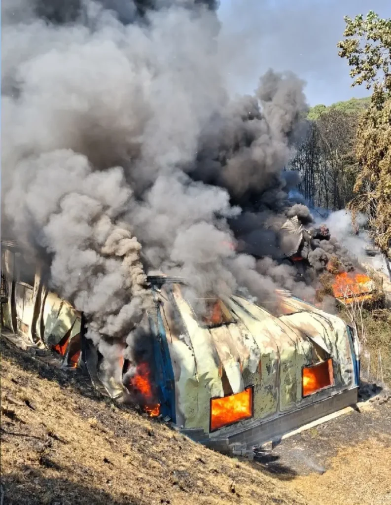 Confinamiento en Òrrius tras un incendio industrial con gran columna de humo y riesgo forestal. Protecció Civil activa una alerta
