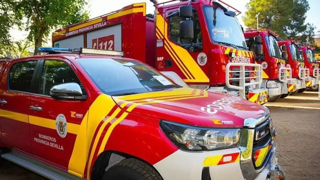 Grave incendio industrial en Alcalá de Guadaíra deja tres naves afectadas durante la madrugada. Emergencia nocturna moviliza