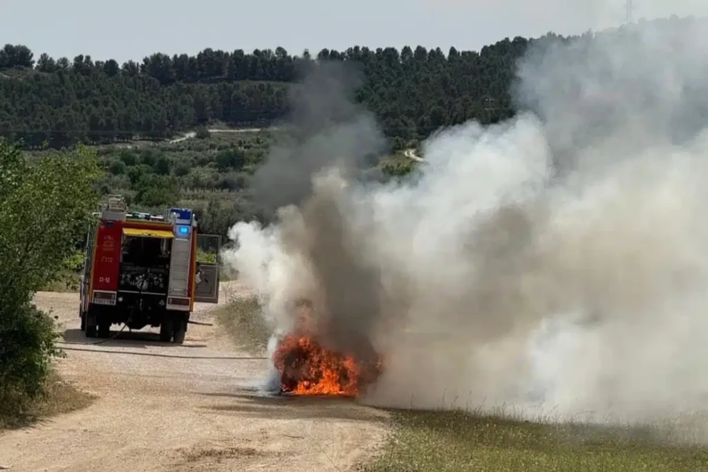 Incendios de vehículos en Arganda del Rey: alerta por dos coches calcinados en un día. Emergencias activadas