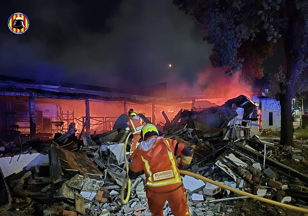 Devastador incendio destruye gran parte de una nave industrial en Algemesí durante la madrugada. Las llamas provocaron el derrumbe