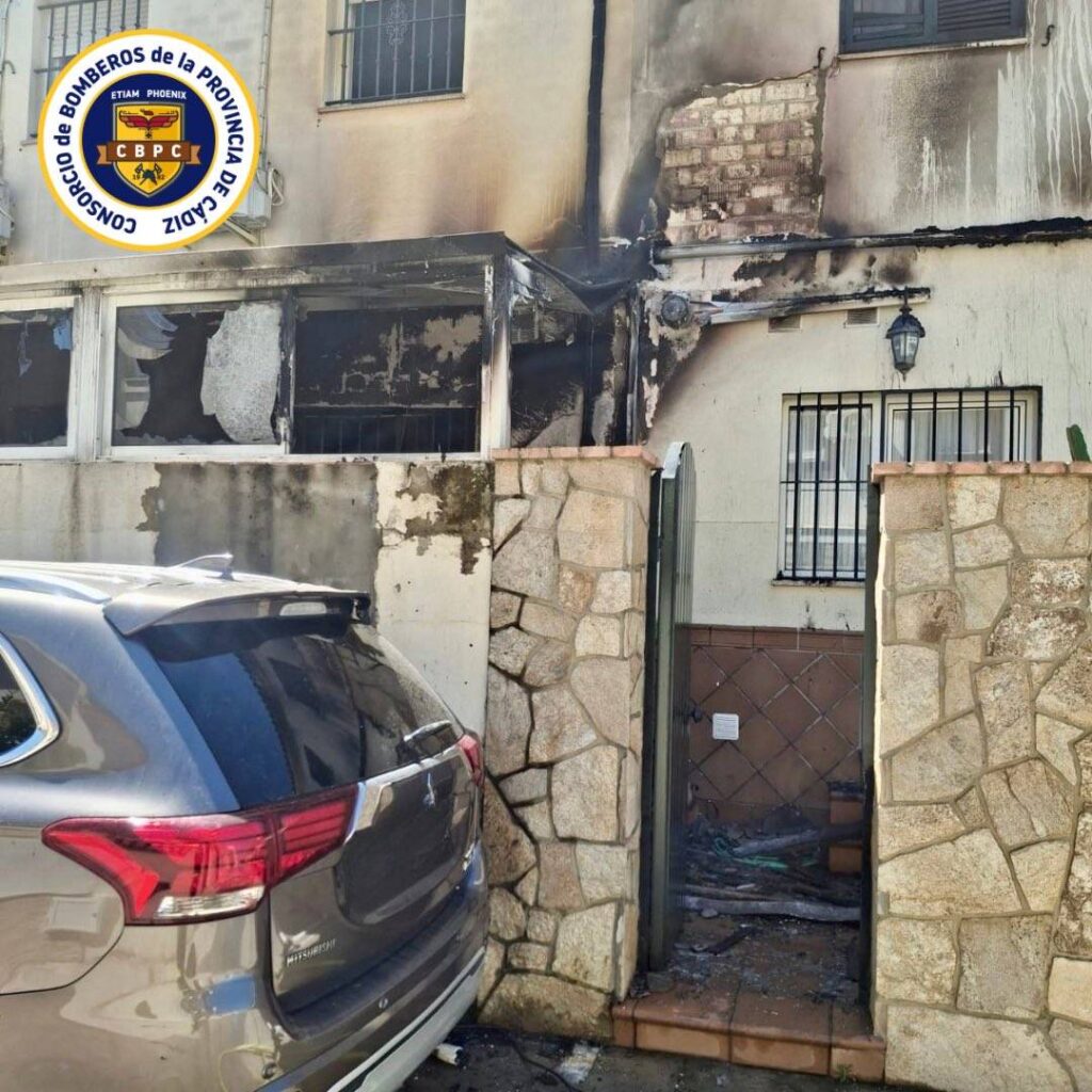 Incendio de un coche eléctrico en Jerez provoca graves daños en una vivienda y moviliza a diez bomberos. El fuego comenzó mientras el vehículo