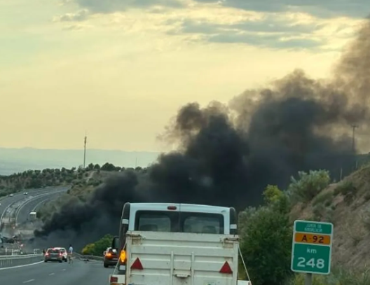 Un sargento del Ejército del Aire evita una tragedia al rescatar a un camionero atrapado entre las llamas en la A-92
