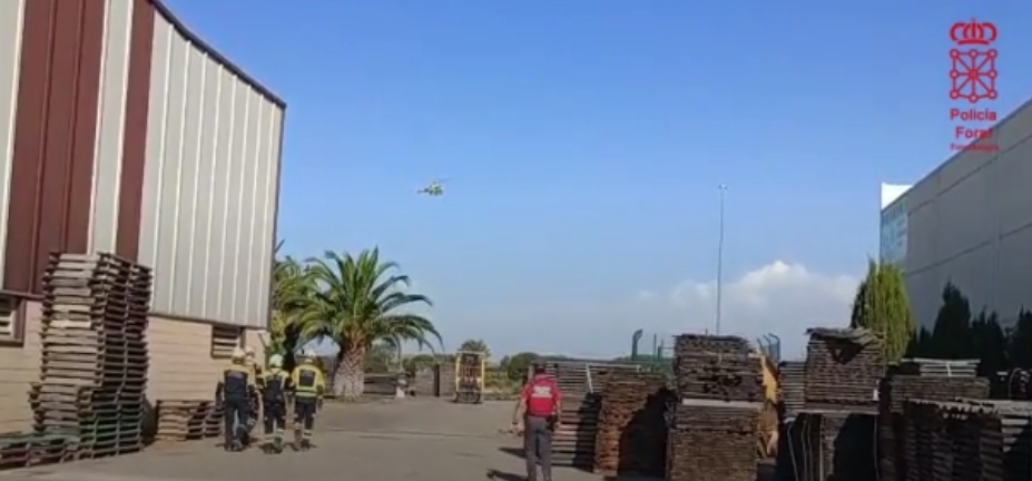 Voraz incendio reduce a cenizas una histórica tonelería en el polígono La Moyuela de Monteagudo