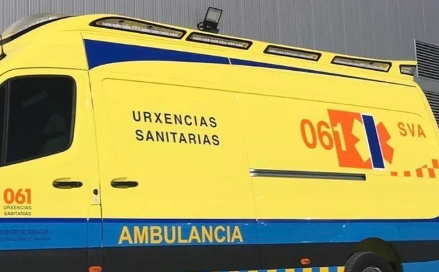 Un incendio en una vivienda de Ribadeo obliga a trasladar a dos personas, mientras una senderista resulta herida durante una ruta en Camelle y debe ser rescatada.
