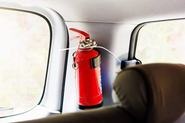 Pasos clave para actuar ante un incendio de coche, evitar riesgos y saber cómo responder durante los primeros segundos.