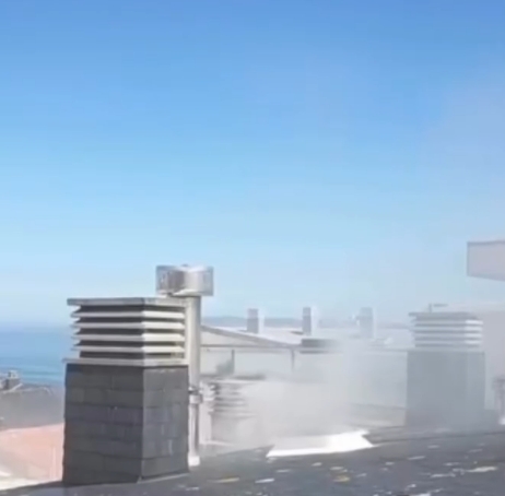 Una sartén con aceite provoca un incendio en una vivienda de A Coruña y obliga a desalojar el inmueble tras alcanzar la campana extractora.