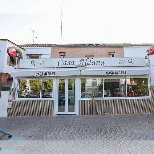 Los bomberos intervienen en un incendio en el bar Casa Aldana de Ciudad Jardín que deja tres heridos