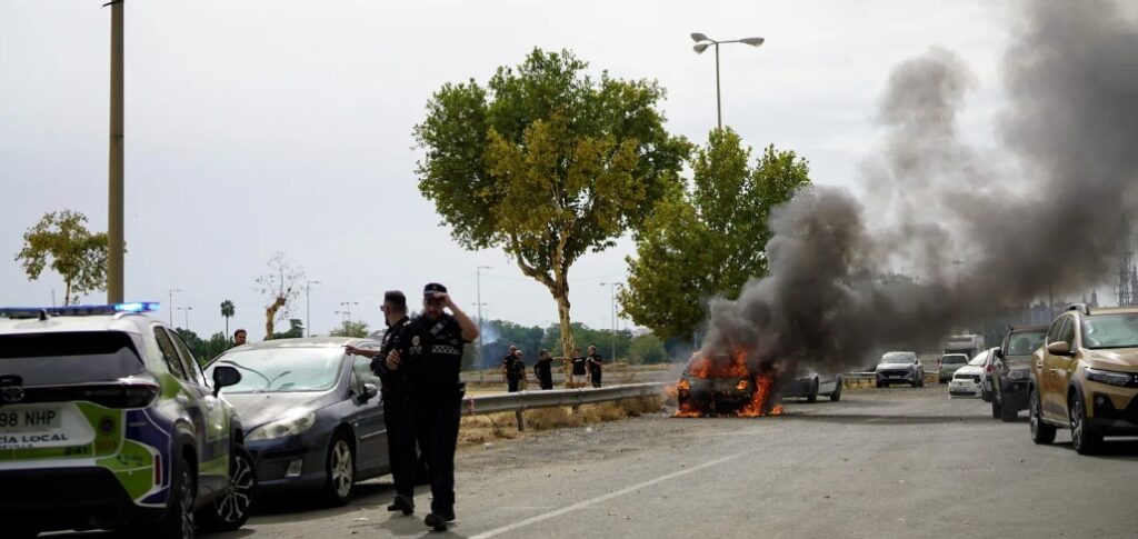 Arde un coche junto al Metro de Blas Infante