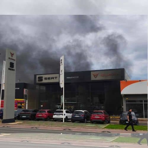 Bomberos del Poniente y policías intervienen en el incendio de un concesionario de El Ejido