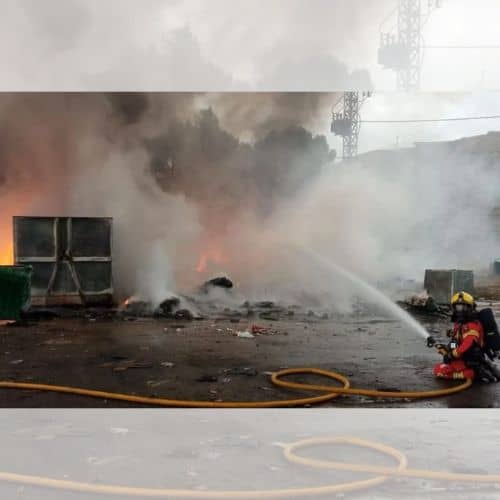 Los bomberos de Cuenca controlan un incendio junto al vertedero de la capital